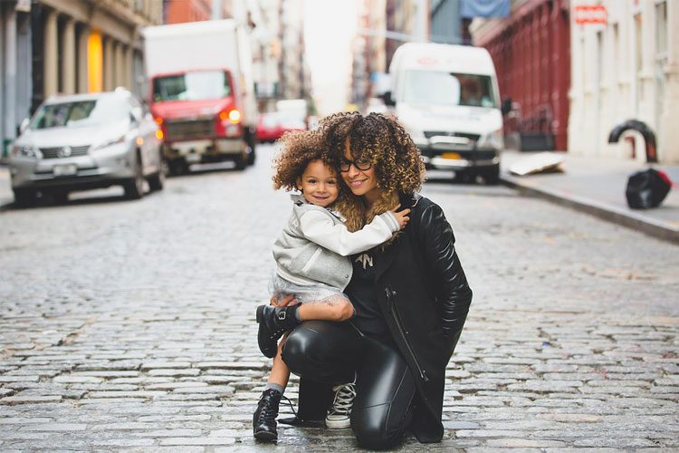 se montrer nu devant enfant